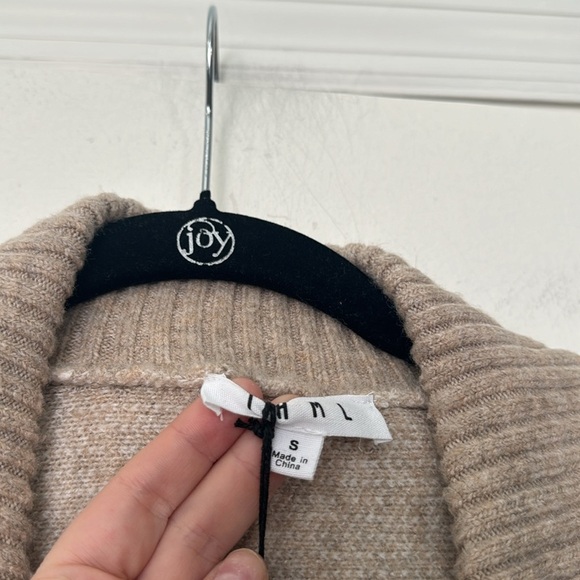 NWT THML Tan Star V-Neck Business Casual Collared Cozy Sweater Size Small - Picture 4 of 8